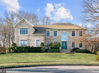 6 Ridings Ct, Mount Laurel, NJ 08054