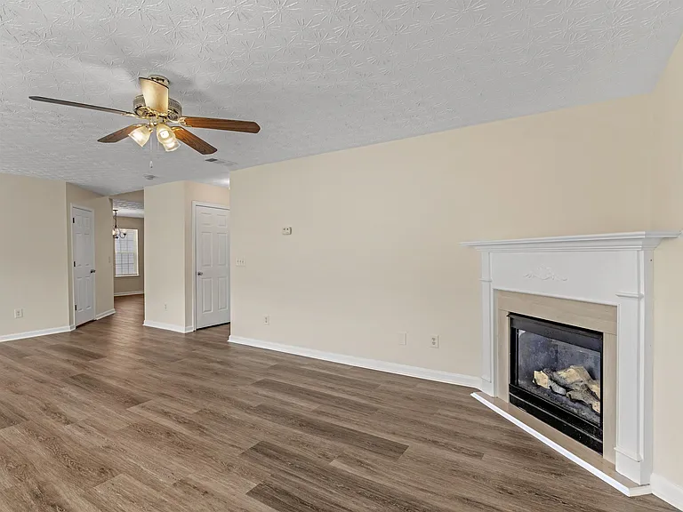 310 Sarasota Ln — Photo 17