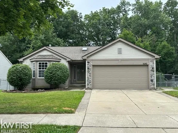 3242 Herrington Dr, Holly, MI 48442