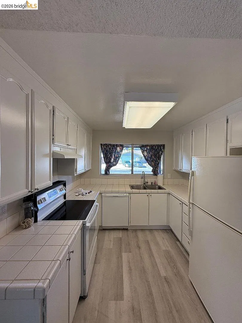 4 bed, 2.0 bath, 1595 sqft, $3,600 — Photo 2