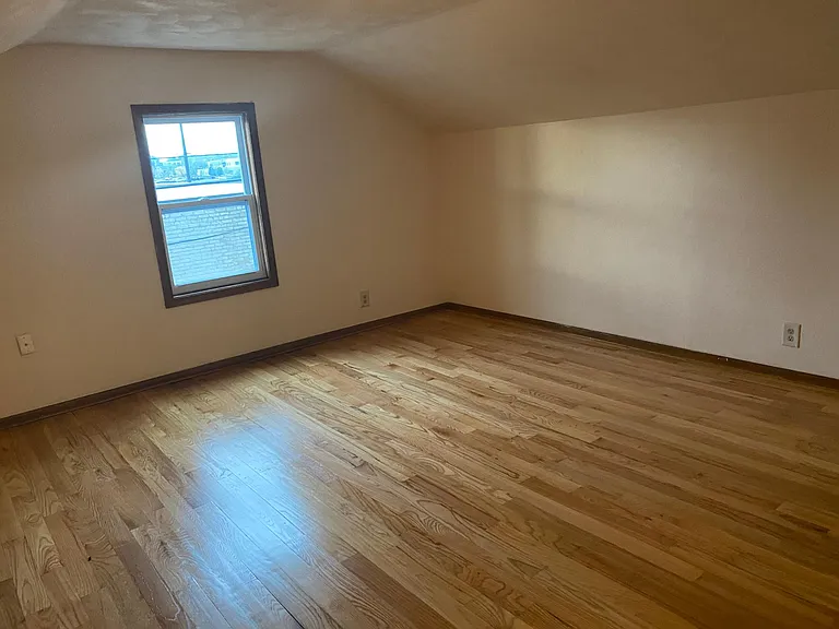 UPSTAIRS BEDROOM