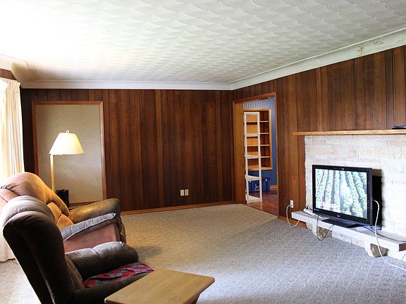 2nd image of 644 Loomis Ln