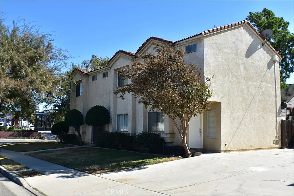 2 bed, 1.5 bath, 832 sqft, $2,450 — Photo 1