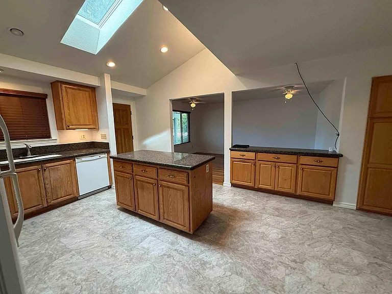153 Waterglen Cir — Photo 35