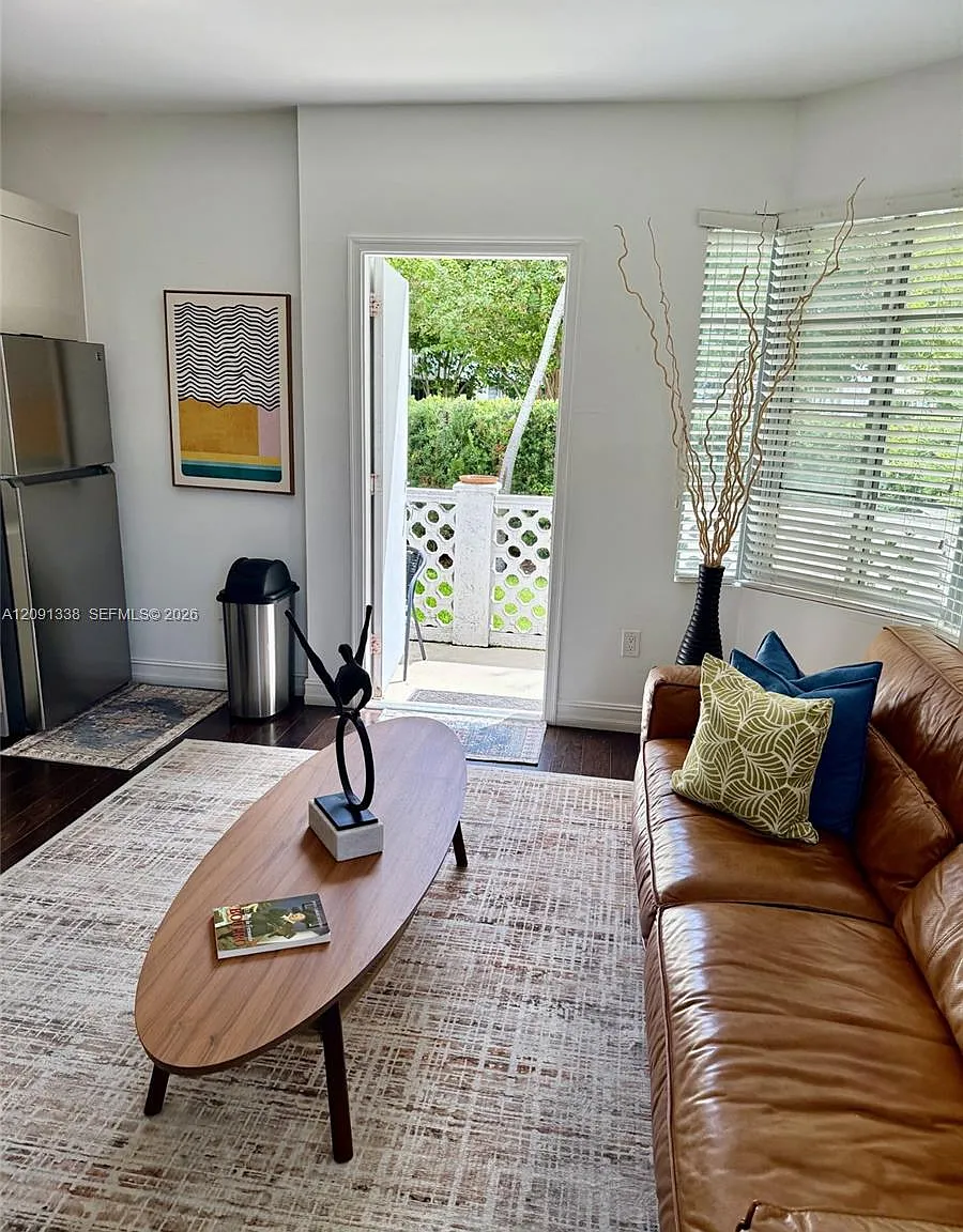 Eleven Condo — Photo 3