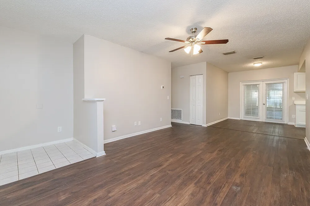 3 bed, 2.0 bath, 1176 sqft, $2,010 — Photo 4