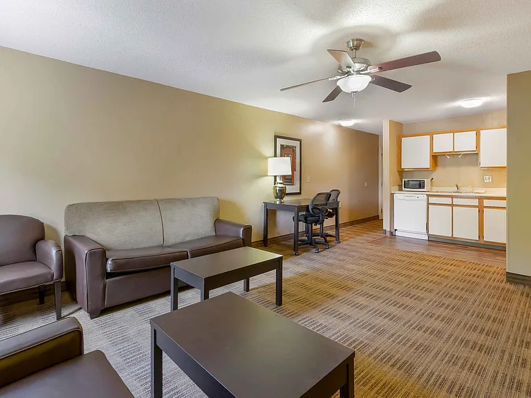 1 Bedroom Suite - 1 Queen Bed