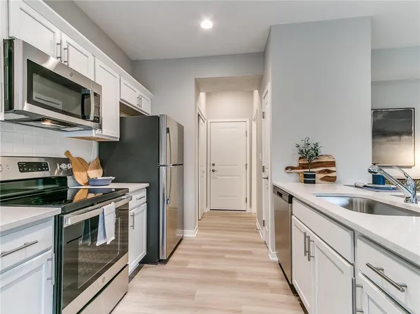 5635 Buckthorne Dr, Pleasant Hill, IA 50327