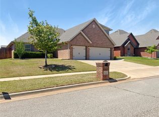 1121 Lindsey Ln, Moore, OK 73160