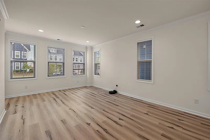 3 bed, 2.5 bath, 1553 sqft, $2,395 — Photo 3