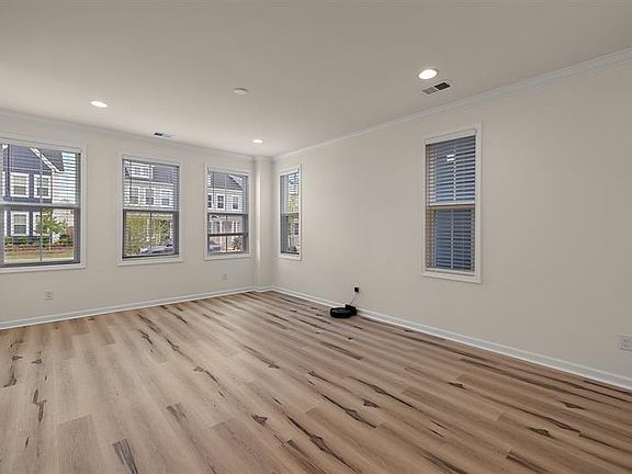 3rd image of 616 Southview Ln