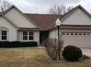 607 Heron Dr, Mukwonago, WI 53149