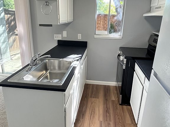 4th image of 3572 Broadway St