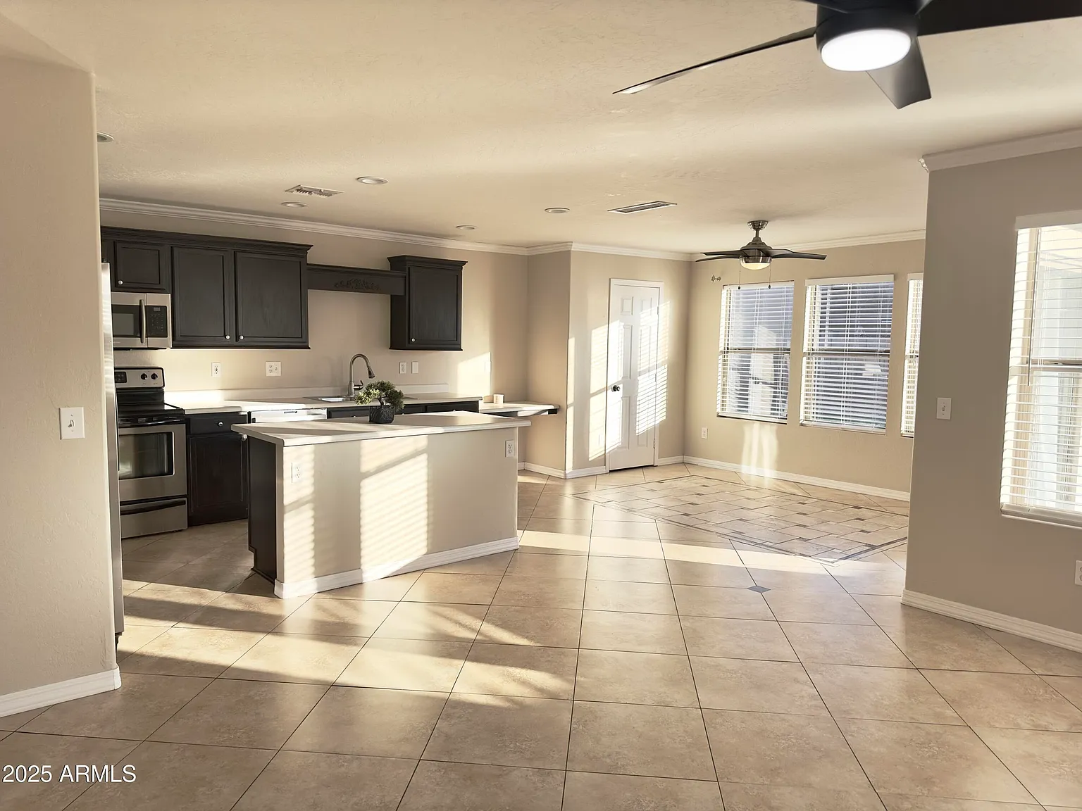 5 bed, 2.5 bath, 3094 sqft, $3,000 — Photo 3