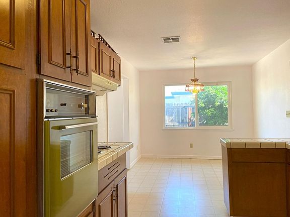 4th image of 2129 Fremont Ave