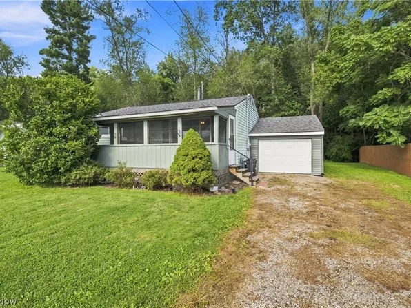 933 Ray Ave NE, New Philadelphia, OH 44663