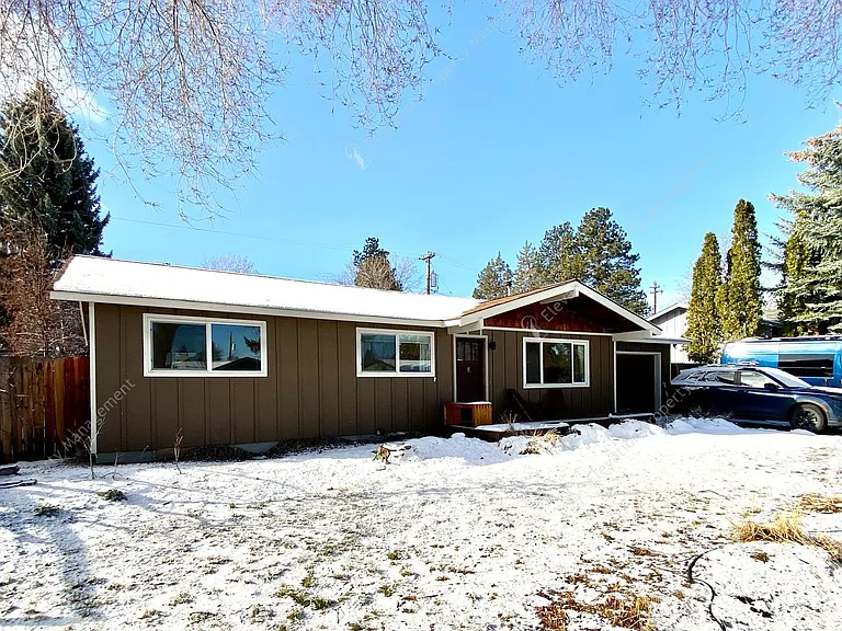 1213 NE Hollinshead Dr — Photo 1