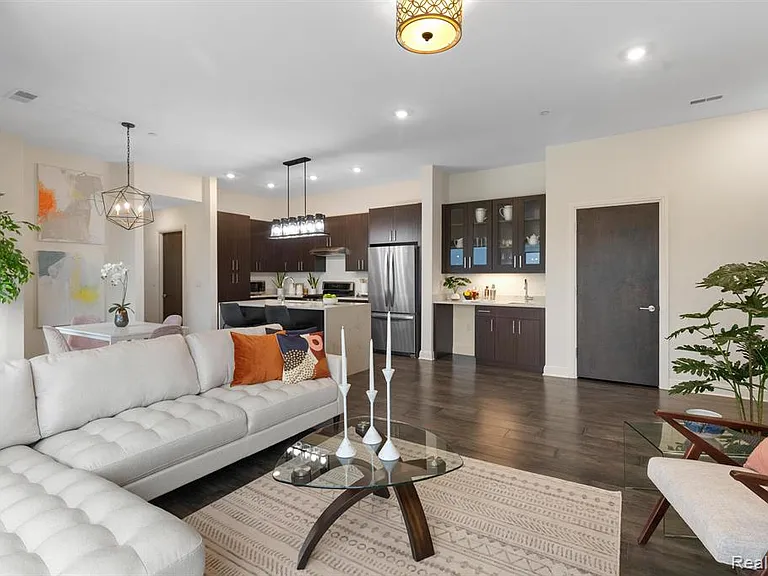 438 Selden St #404 — Photo 7
