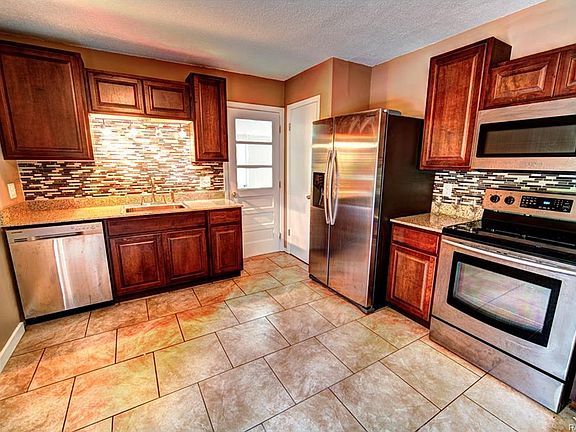 2nd image of 725 SE 9th Cir