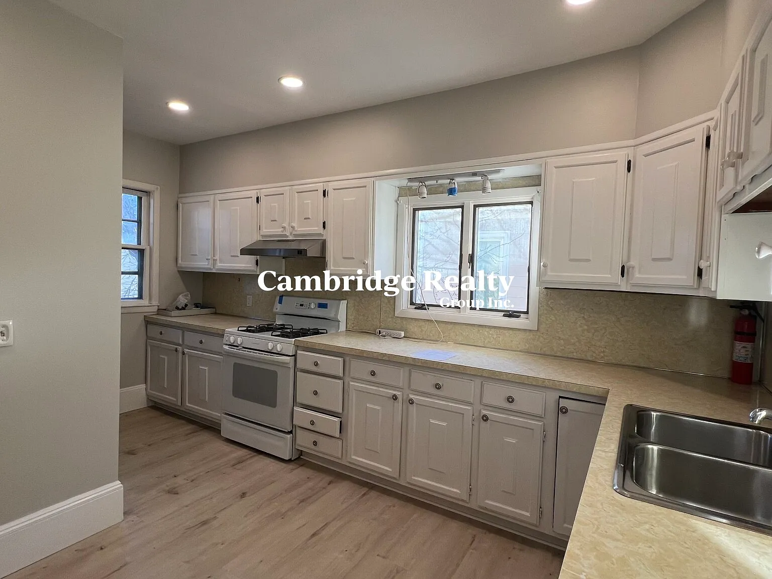 4 bed, 1.0 bath, 1300 sqft, $5,600 — Photo 3
