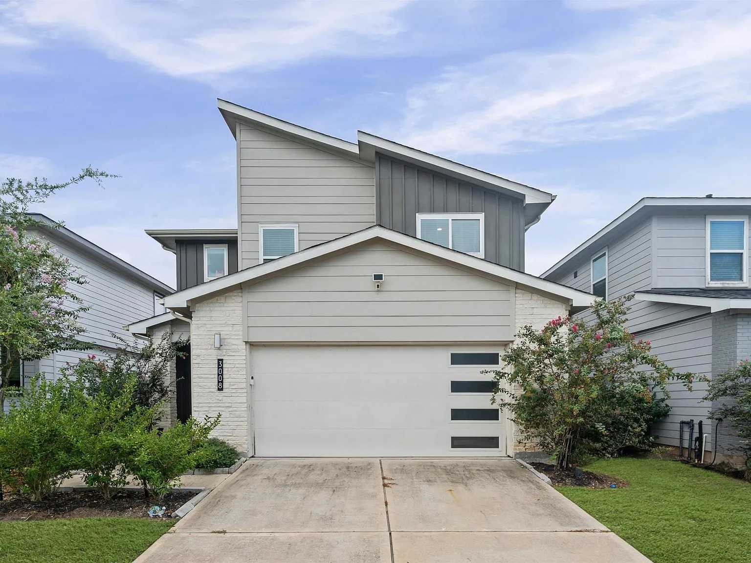 4 bed, 2.5 bath, 2221 sqft, $2,500 — Photo 2