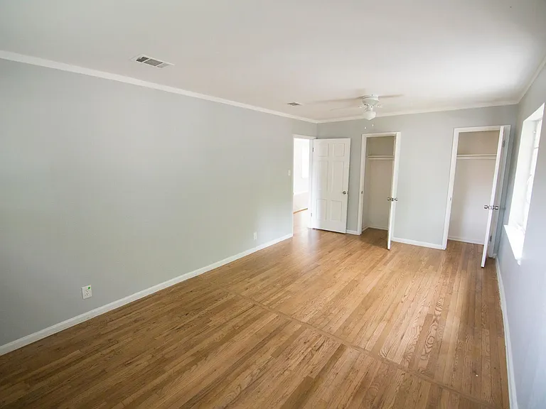 911 Reverchon Dr — Photo 4