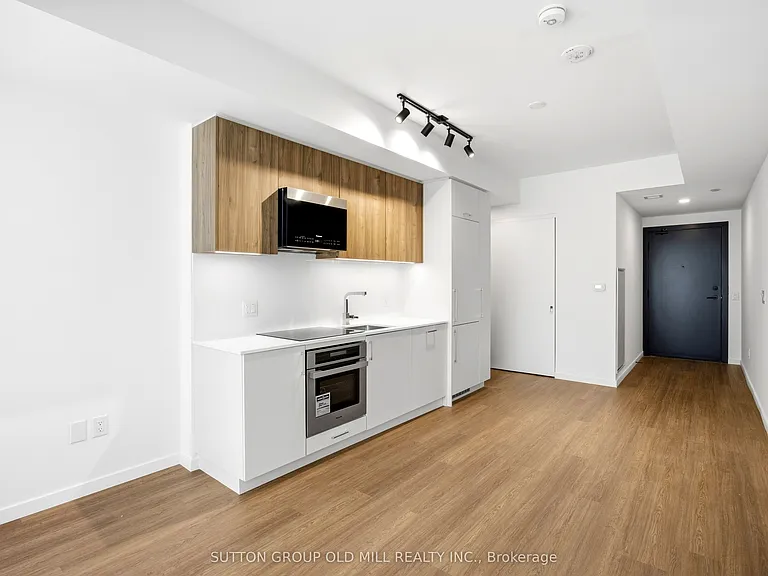 689 The Queensway #329 — Photo 10