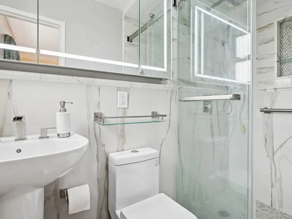 162-41 Powells Cove Boulevard image 14 of 35