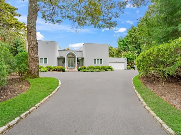 9 Peacock Path, East Quogue, NY 11942