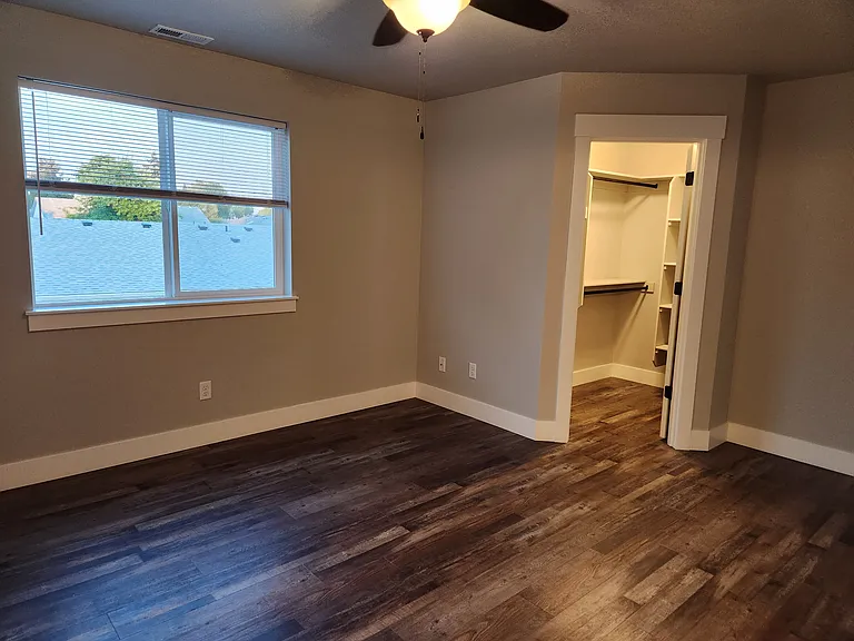 2442 Queen Ave SE — Photo 9