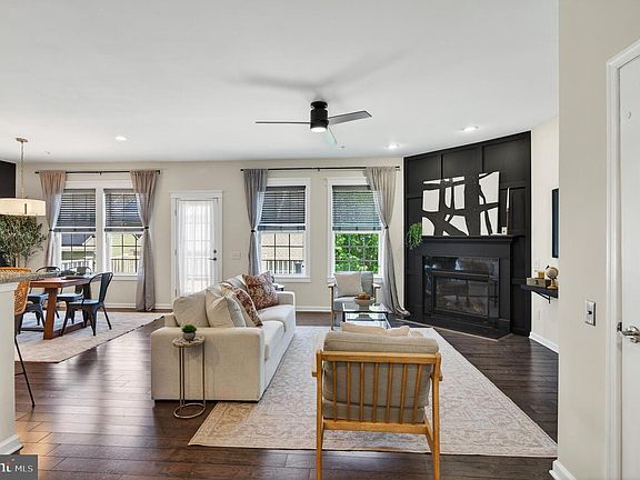 4th image of 323 Stafford Ct
