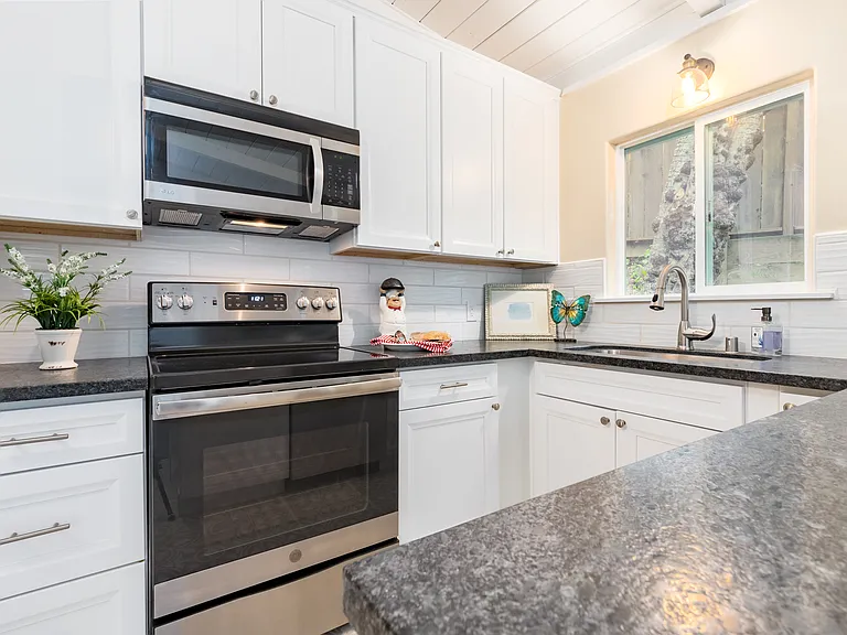 665 Cathedral Dr — Photo 10