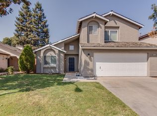 3426 W Robinwood Ln, Fresno, CA