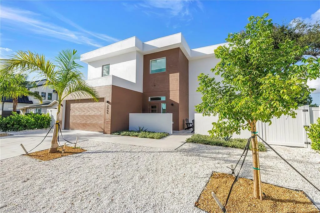 6 bed, 8.0 bath, 3677 sqft, $20,000 — Photo 2