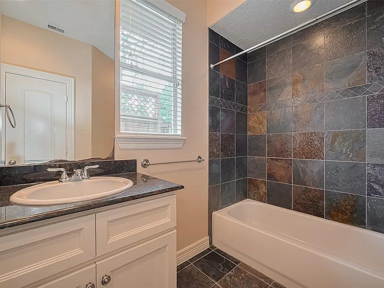 1419 Thompson St — Photo 26