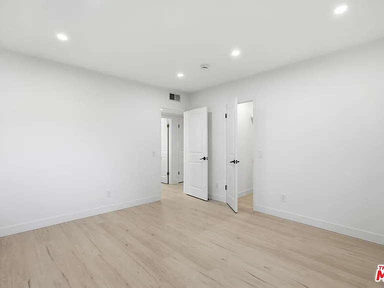 13025 Moorpark St #208 — Photo 15