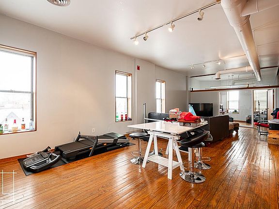 2nd image of 689 E Oak St #689