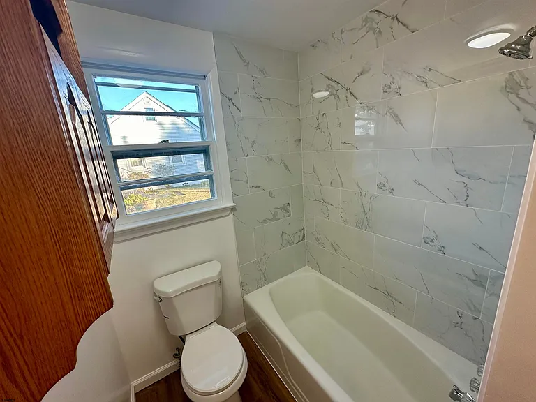 1653 Beach Ave #A — Photo 9