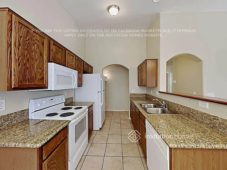 16661 W Latham St — Photo 5