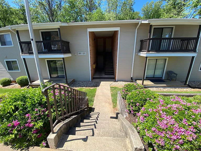 County Green Apartments — Photo 35