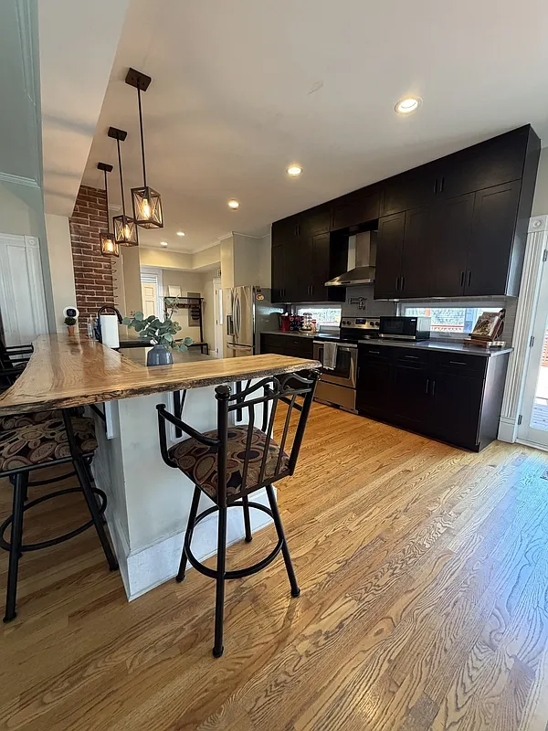 3 bed, 2.5 bath, 2004 sqft, $3,500 — Photo 2