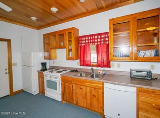 124 NE 75th St #B, Oak Island, NC 28465