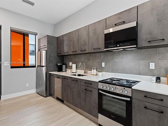 5th image of 637 NE 4th Ave #304