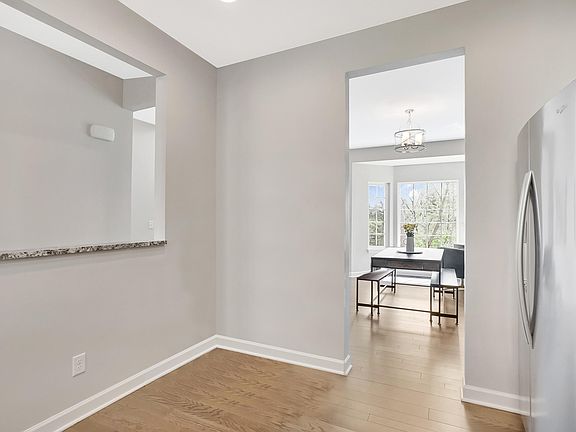 4th image of 587 Village Ln