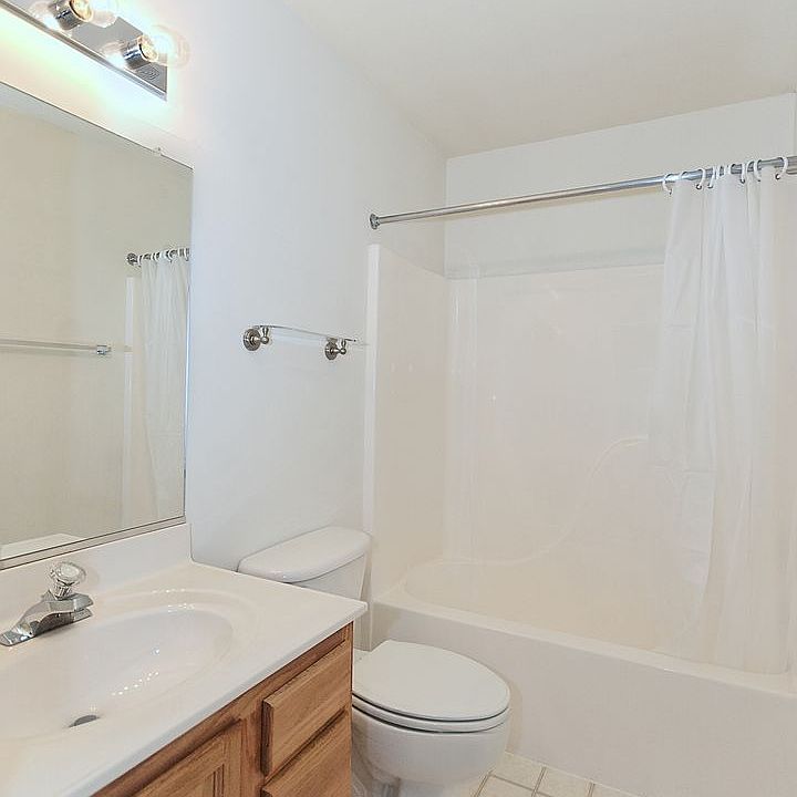 1st image of 119 Waterbury Ct