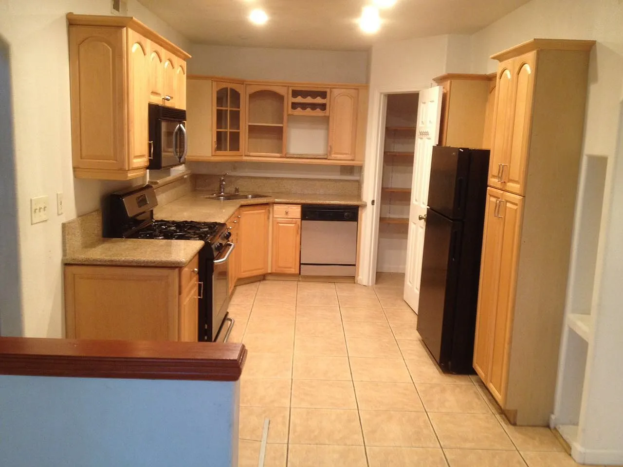 9 bed, 3082 sqft, $790 — Photo 3