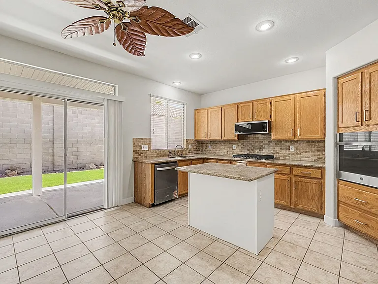 571 Kavanagh Pl — Photo 12