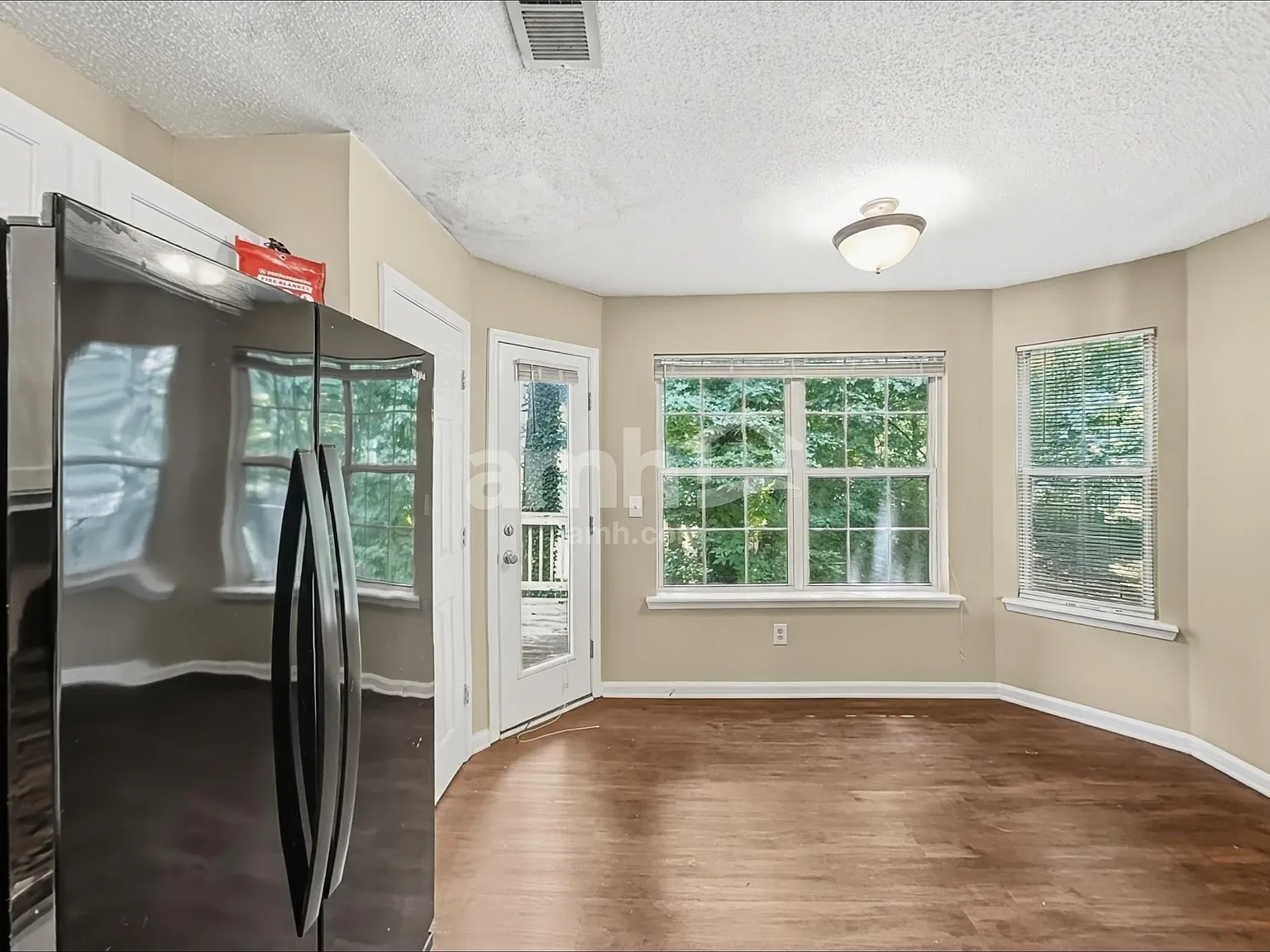 3 bed, 2.0 bath, 1410 sqft, $2,260 — Photo 3