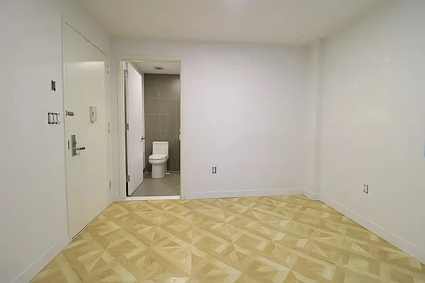 Rented by Akam Sales and Brokerage | media 7