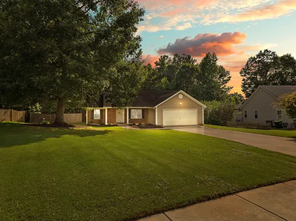 8 Saint Charles Pl, Grantville, GA 30220